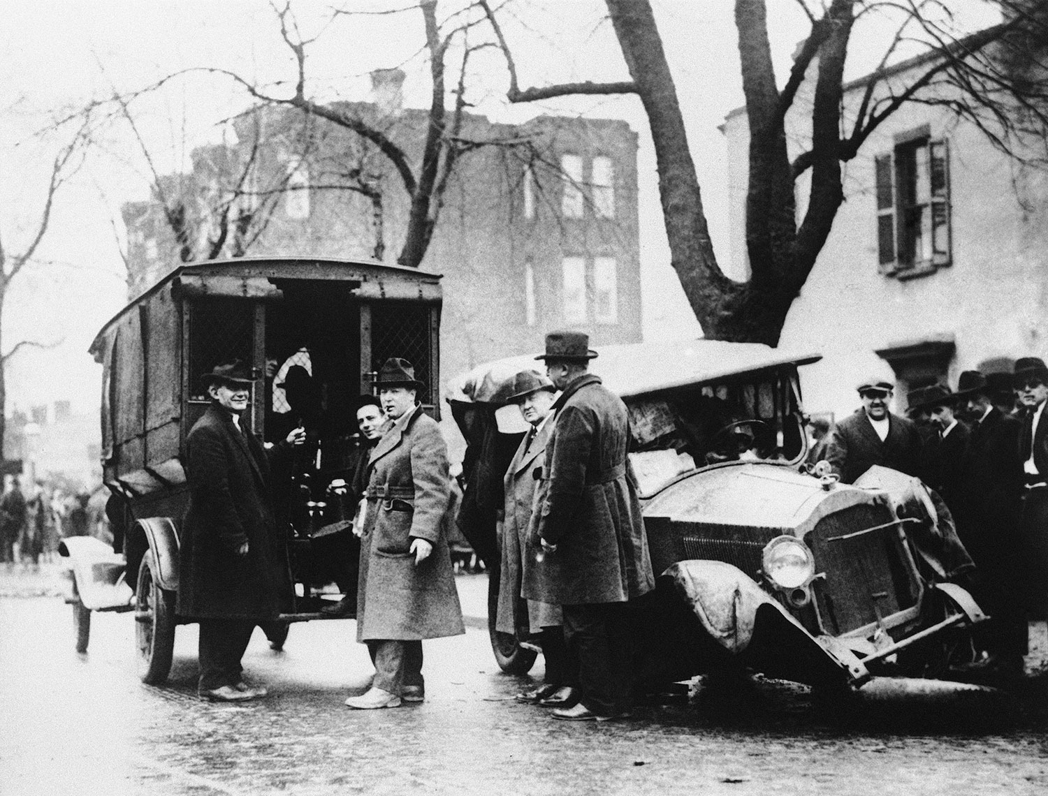 Et kjøretøy med konfiskert hjemmebrent ved siden av spritselgernes ødelagte bil fotografert i Washington 23. januar 1922.