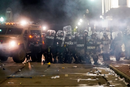 Politiet brukte tåregass for å spre demonstrantene utenfor tinghuset i Kenosha i Wisconsin. 