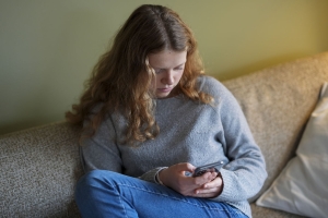 Hundrevis av leger støtter 18-årsgrense på smarttelefoner