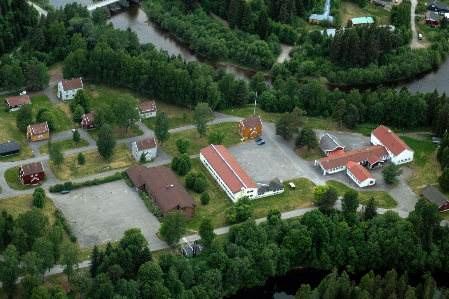 Flyktninger på Hvalsmoen klager