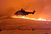 Etter en befaring med helikopter natt til tirsdag kunne man konstatere at lavaen ikke strømmer mot Grindavik. 