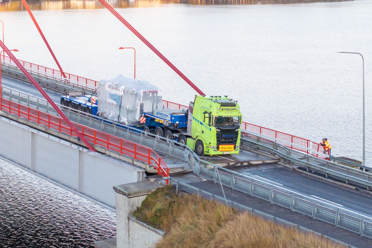 Norsk transformator skadet bro i Sverige – står fast
