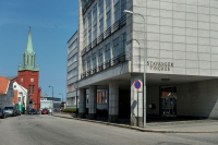 En 65 år gammel mann er i Gulating lagmannsrett dømt til tre års fengsel for minst tre seksuelle overgrep mot sitt stebarnebarn. Også i Stavanger tingrett ble mannen døm til tre års fengsel.