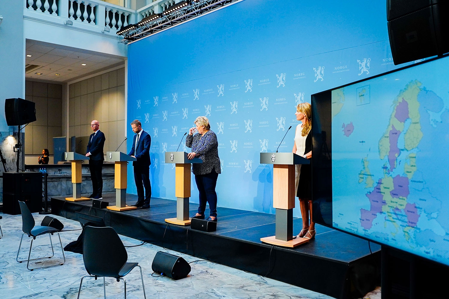 Helsedirektør Bjørn Guldvog, helseminister Bent Høie (H), statsminister Erna Solberg (H) og avdelingsdirektør Line Vold fra Folkehelseinstituttet under pressekonferansen om koronasituasjonen i Marmorhallen i Oslo onsdag ettermiddag.