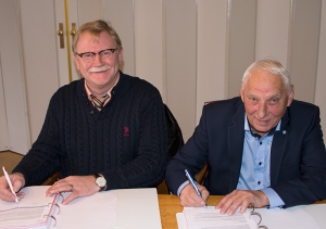 Daglig leder i OBAS Øst AS, Rune Karlsen og leder av Ringerike kirkelige fellesråd, Thorbjørn Tangestuen signerer kontrakten.