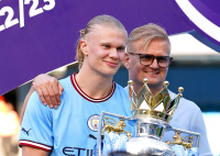 Erling Braut Haaland og pappa Alf-Inge Haaland med den store pokalen som beviset på at City er seriemester.