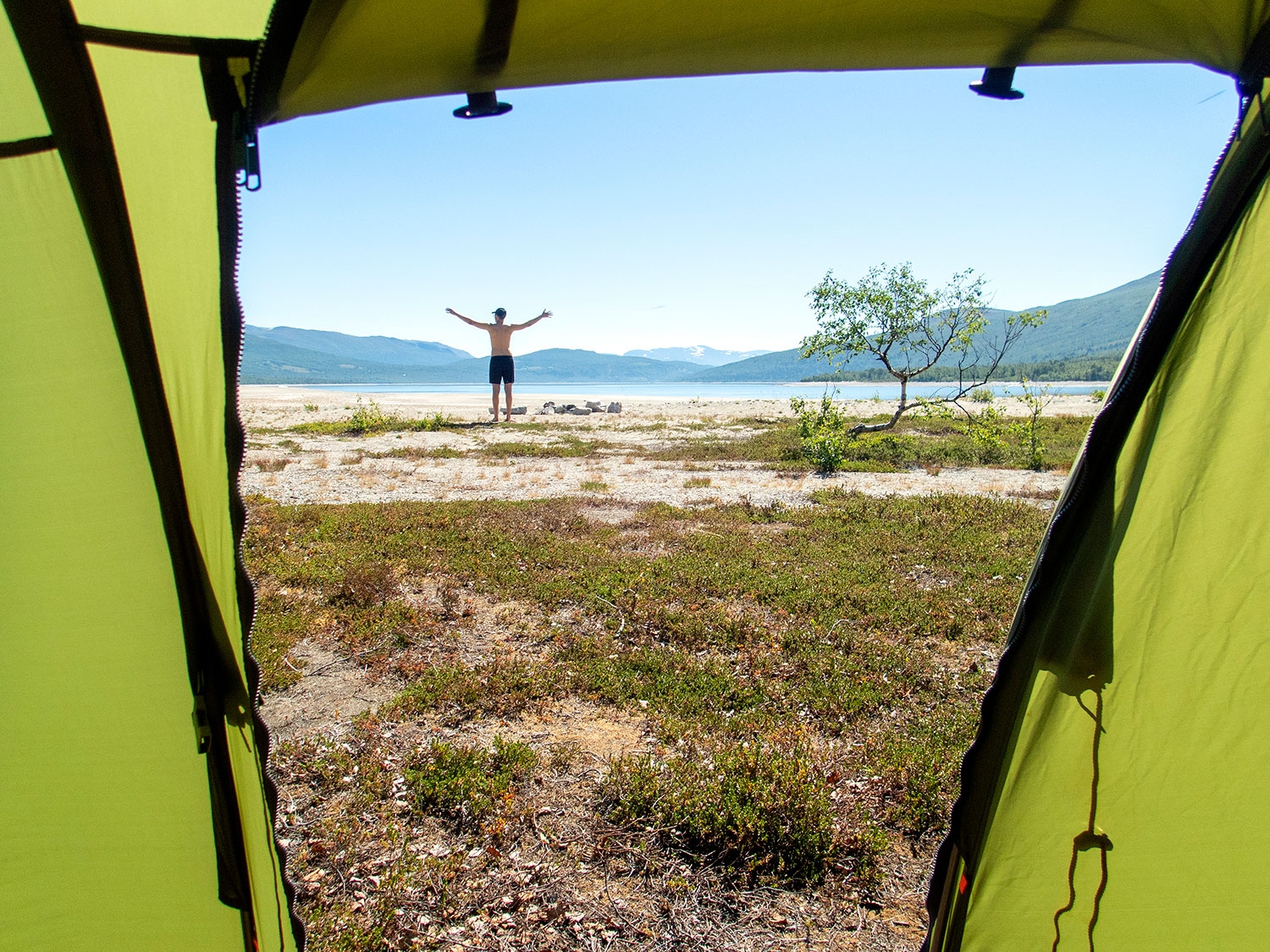 I år er det ventet at mange nordmenn som skal feire sommeren i eget land, kanskje velger man telt for første gang. Giftinformasjonen advarer om at det er livsfarlig å grille i forteltet.