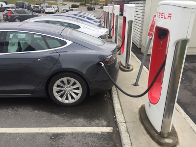 NORMAL LEVERING: Tesla kan melde om en leveringstid som er så å si den samme som for konvensjonelle biler. 