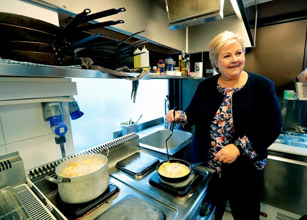 Statsminister Erna Solberg er populær. Solberg har funnet oppskriften og fikk prøve seg på en omelett. Onsdag besøker hun Kjøkken og Bar i Askim. 