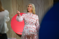 Frp-leder Sylvi Listhaug retter en pekefinger mot Arbeiderpartiet og Senterpartiet, som setter av 15 milliarder kroner til grønn omstilling i 2023 og 2024.