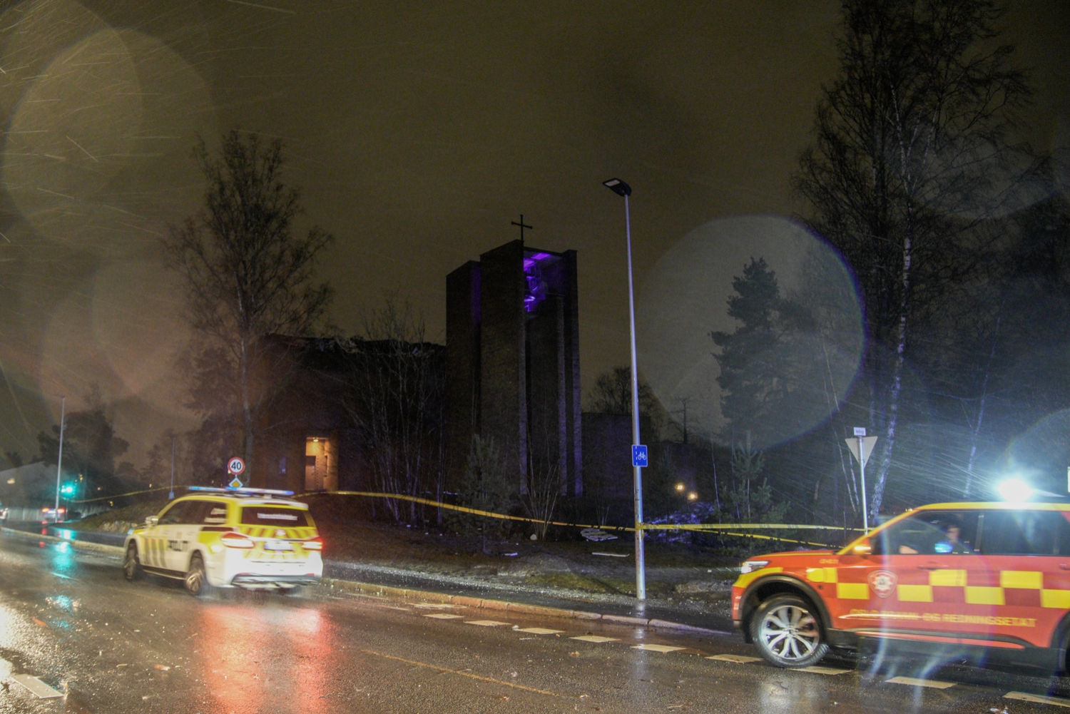 Politi og brannvesen er ved Lambertseter kirke etter melding om at taket på kirken er i ferd med å blåse av.