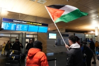 Fremmøtte venter på evakuerte fra Gaza som var om bord på et fly som ankom Oslo lufthavn Gardermoen fra Kairo mandag 20. november. Nå viser det seg at mange ikke har noe sted å bo i Norge. 