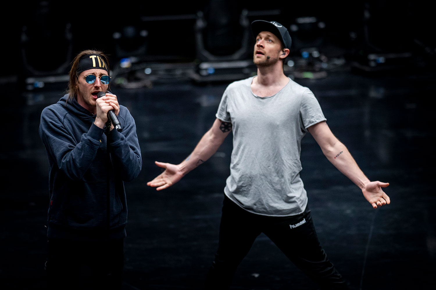 Danser Bjørnar Reime fra Hønefoss og MGP-vinner Andreas Haukeland, bedre kjent som TIX, under siste prøve i Norge før de går i selvpålagt karantene før avreise til Eurovision Song Contest i Rotterdam i mai. 