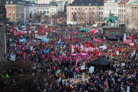 Tusenvis av demonstranter samlet seg søndag i København for å protestere mot regjeringens plan om å fjerne en fridag.