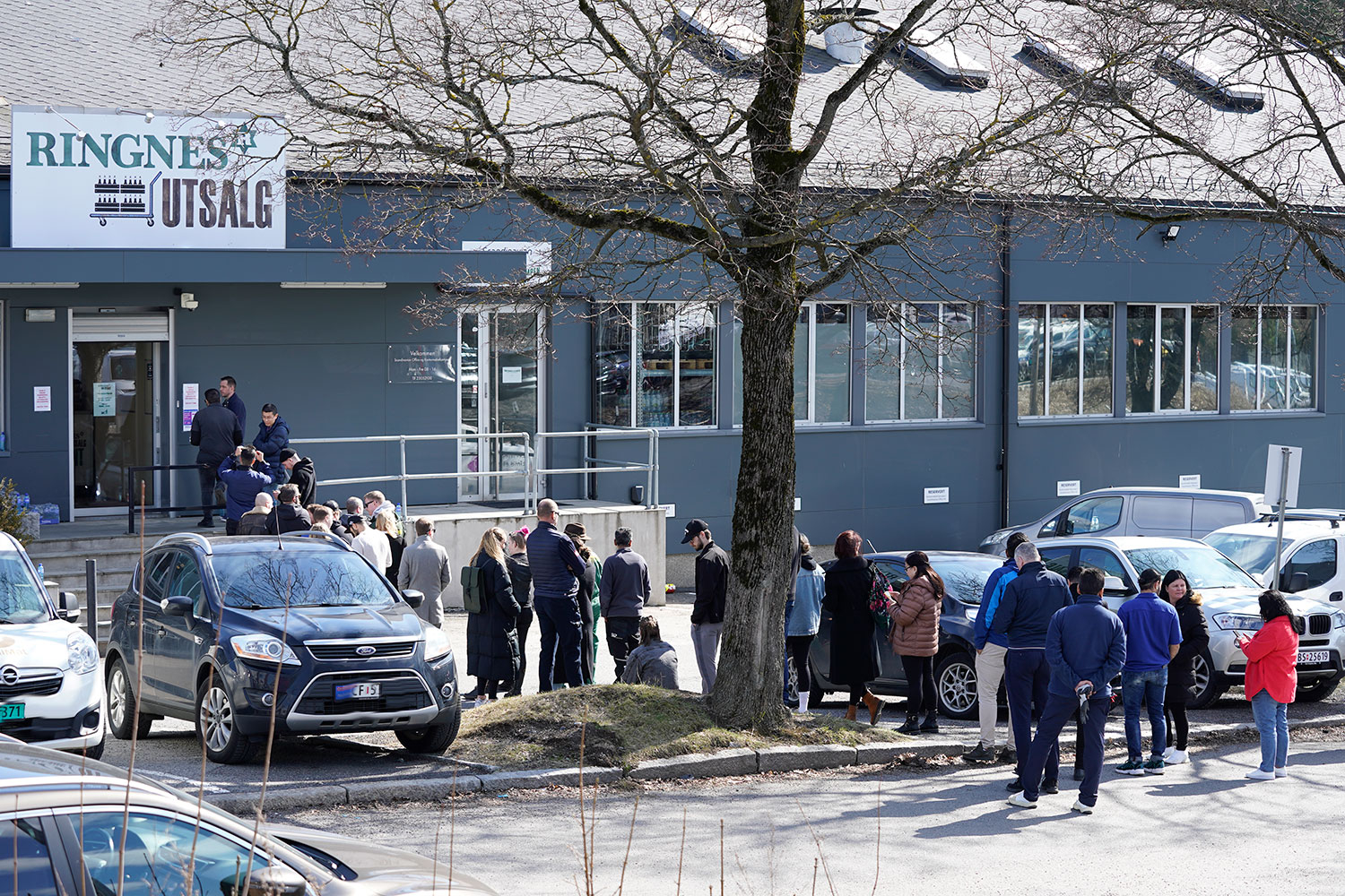 Det var mandag lange køer ved Ringnes-utsalget på Bryn.