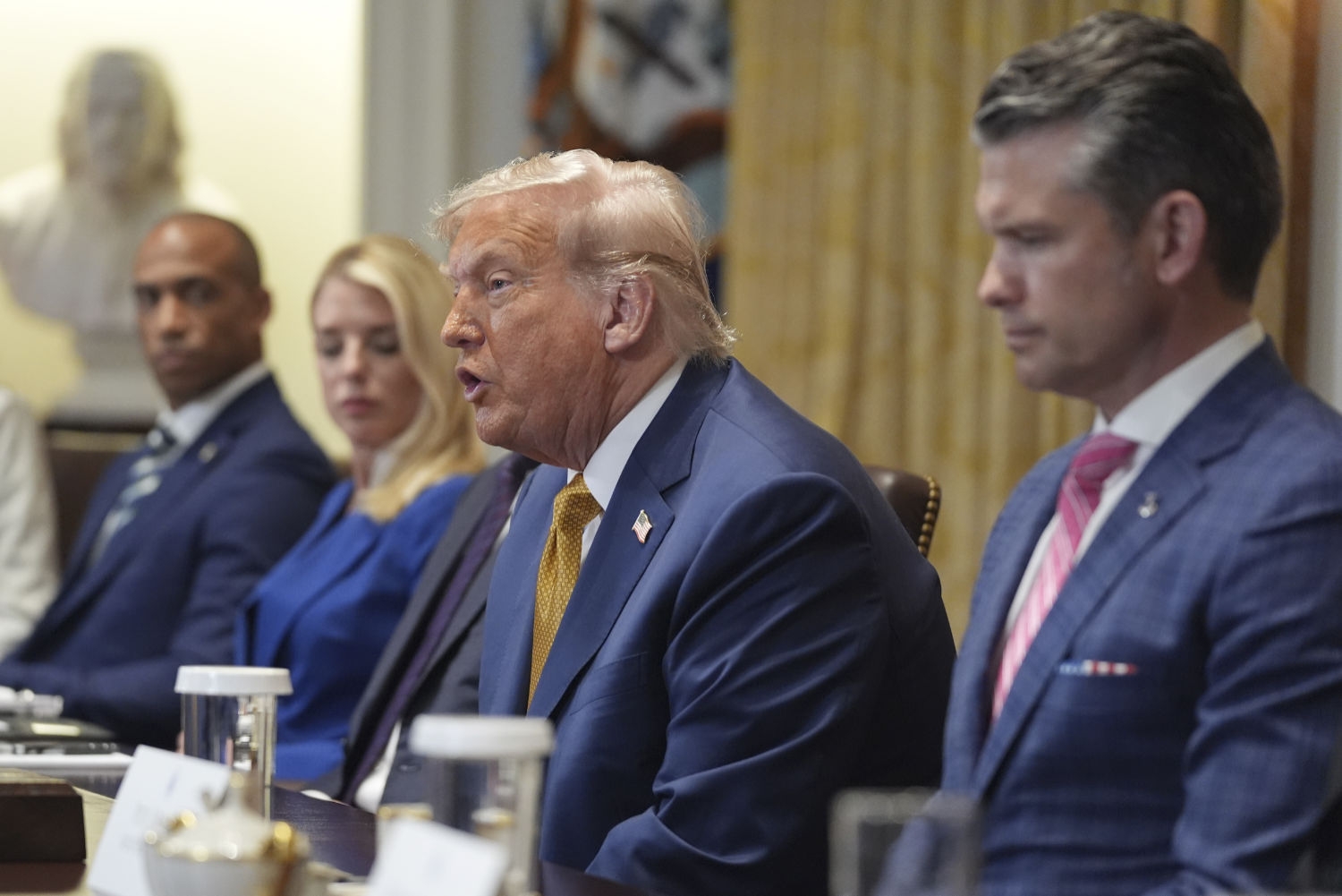 USAs president Donald Trump (i midten) ledet et regjeringsmøte i Det hvite hus tirsdag. 