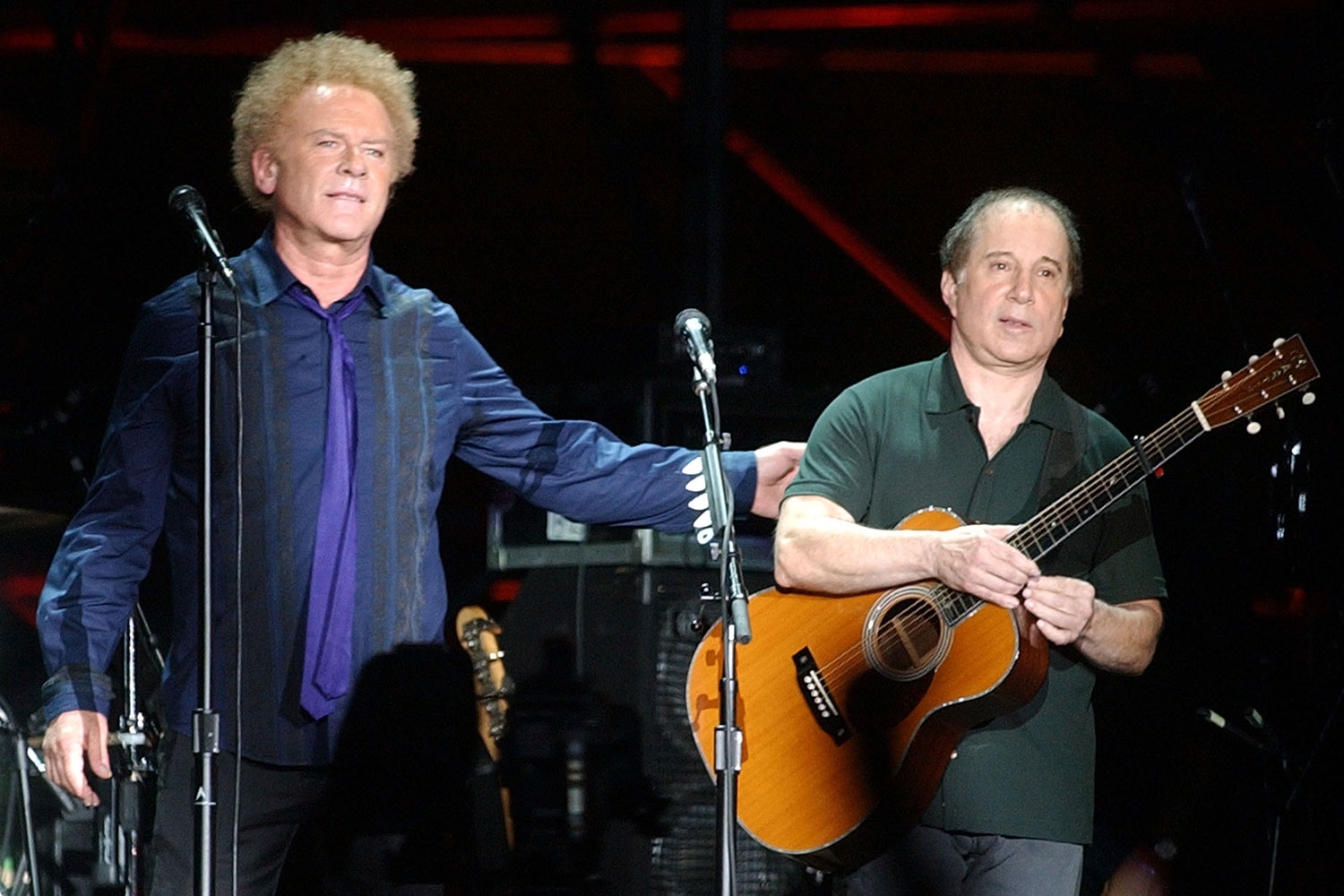 Art Garfunkel røper at han gråt da han nylig snakket med Paul Simon – for første gang på mange år. Her er de i 2004. 