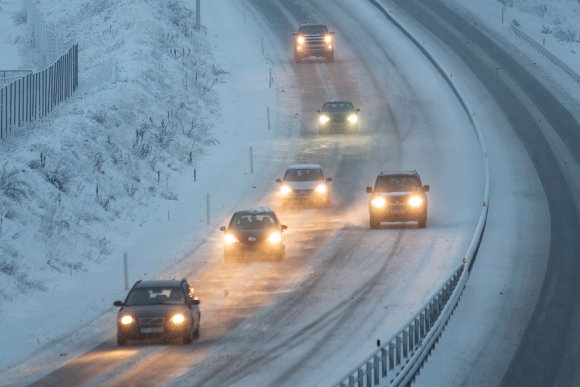 Det var snøvær og stedvis glatt på E6 forbi Vinstra i Gudbrandsdalen onsdag ettermiddag, men trafikken gikk relativt greit. 