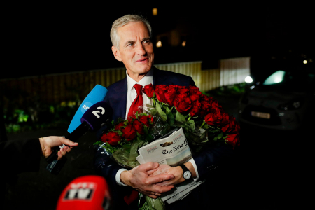 Ap-leder Jonas Gahr Støre på vei hjem til sin bolig i Oslo etter en lang valgkamp. Tirsdag starter arbeidet med å danne en ny regjering. 