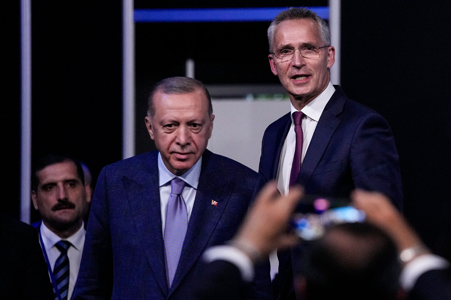 Tyrkias president Recep Tayyip Erdogan sammen med Natos generalsekretær Jens Stoltenberg i Madrid. Erdogan går nå med på å slippe Sverige og Finland inn i Nato. 