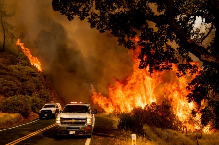 Mer enn 500 branner i California i USA har svidd av 4.856 kvadratkilometer skog. Sterk vind og mer tordenvær truer med å gjøre situasjonen enda verre. Her fra den såkalte LNU Lightning Complex-brannen, en av de tre store.