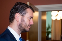 Helge Njåstad og flere i Frps stortingsgruppe hadde lite til overs for at KrF gikk imot dem i stortingssalen samtidig som de forhandlet om en budsjettavtale.