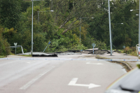 Ifølge Aftonbladet ble hullet ved 3-tiden anslått å være opp mot 250 meter i diameter. Det kan også ha gått ras andre steder på veistrekningen. 