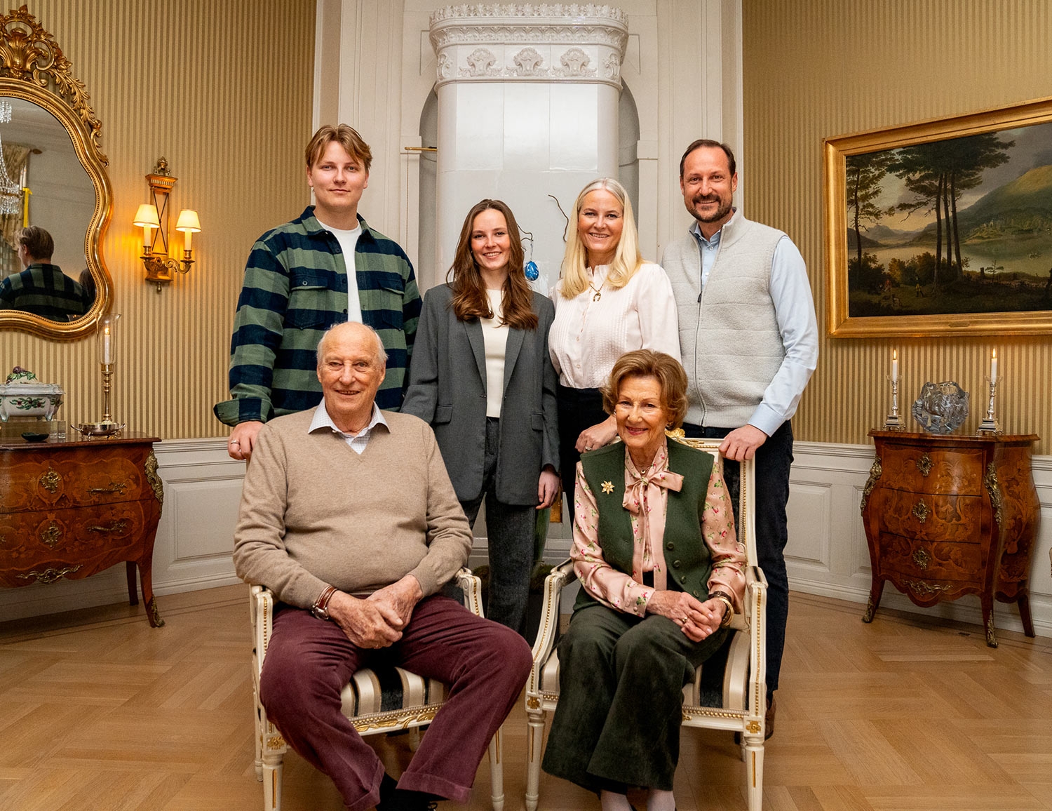 Den norske kongehuset deler familiebilde fra Bygdøy kongsgård. 