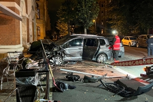 Taxi kjørte inn i flere biler og kafé i Oslo