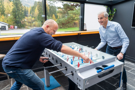 Sp-leder Trygve Slagsvold Vedum (t.v.) og Ap-leder Jonas Gahr Støre møttes til en fotballspillkamp i en pause under regjeringsforhandlingene på Hurdalsjøen Hotell tirsdag. De to er enige om å gi full momskompensasjon til frivilligheten.