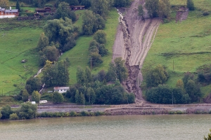 30 fylkesveier i Innlandet stengt – jordskred sperrer E6 i Ringebu