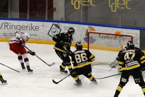 Vålerengas Martin Ylven setter pucken bak ringerikskeeper Johan Kallio. Dermed står det 0-2