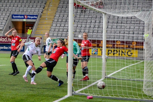 Tanja Løfshus setter inn 2-0 