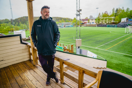 Lyn-trener Bent Inge Johnsen synes det er «helt ufattelig» at breddefotballen fortsatt ikke er i gang. 