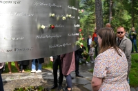 AUF-leder Astrid Hoem mener det er viktig at unge lærer om terrorangrepene 22. juli. Her er hun under minnemarkeringen på Utøya i fjor. 