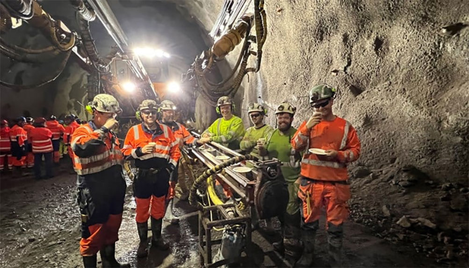 Tunneldriverne fra Skanska feirer med kake. 