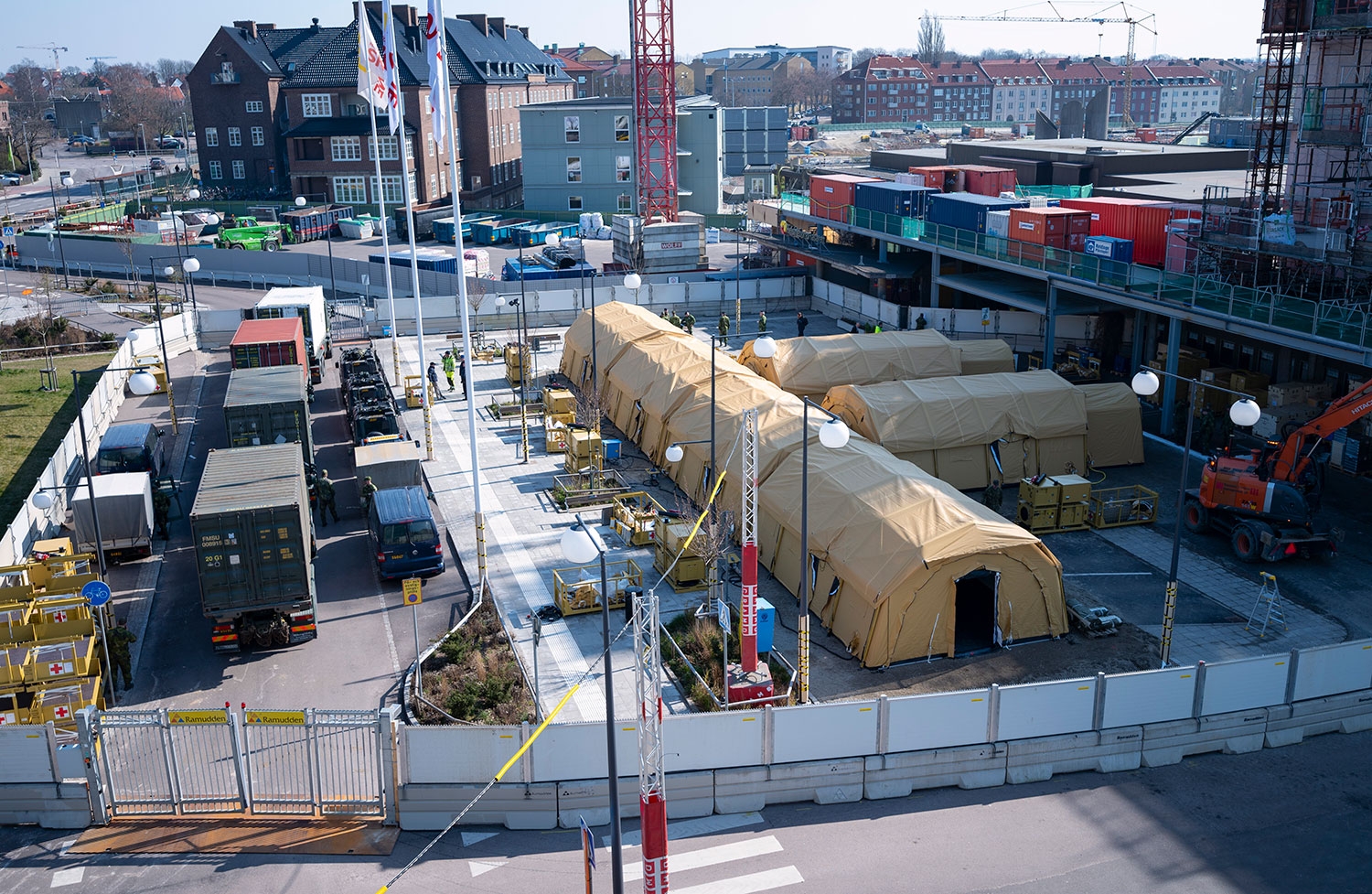 Et sivilt sykehustelt ble satt opp i Helsingborg fredag. Mandag meldes det om over 4.000 smittede i landet. 