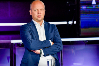 TV 2s programleder Arild Riise måtte ta i bruk fløyte for å stoppe Sp-leder Trygve Slagsvold Vedum under tirsdagens partilederdebatt i Bergen.
