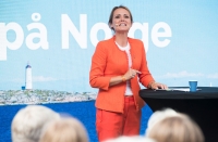 Fere norske skoler har innført mobilforbud. Jeg vil løfte fram forbud som en nasjonal sak, sier barne- og likestillingsminister Linda Hofstad Helleland (H).