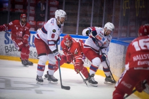 Vålerengas Jonas Oppøyen (t.h) i duell med en Stjernen-spiller. 