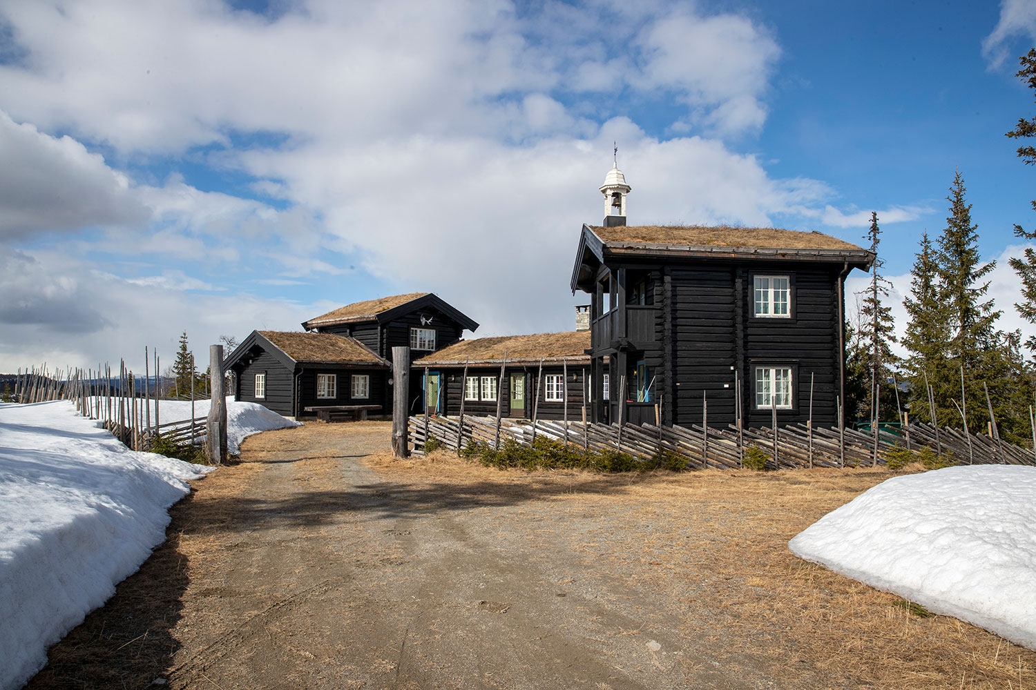 Hytta til Tom Hagen ligger på Kvitfjell nord for Lillehammer.