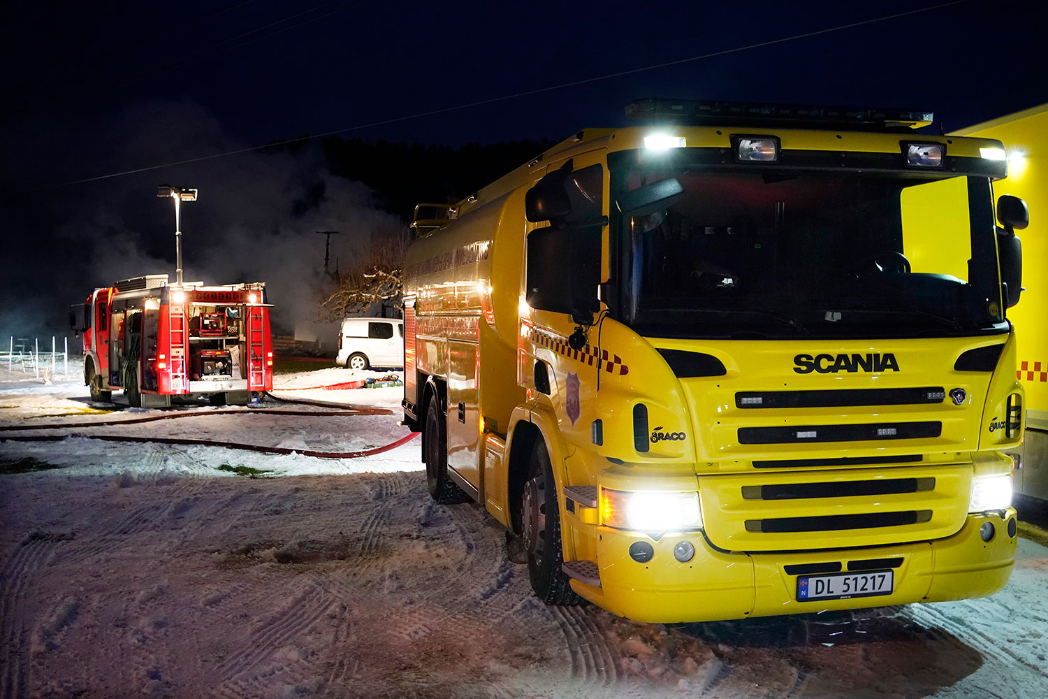 Nødetatene er på stedet der en enebolig brant ned natt til mandag. 