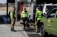 Politi og militært personell fra Heimevernet passer på ved grensen mellom Norge og Sverige på Svinesund. Det gjør det mulig for Tollvesenet å gjennomføre hyppigere kontroller på småveiene.