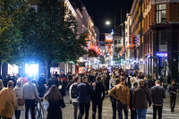 Mange tok turen ut på byen for å feire gjenåpningen av Norge natt til søndag. Her fra Youngstorget i Oslo. 