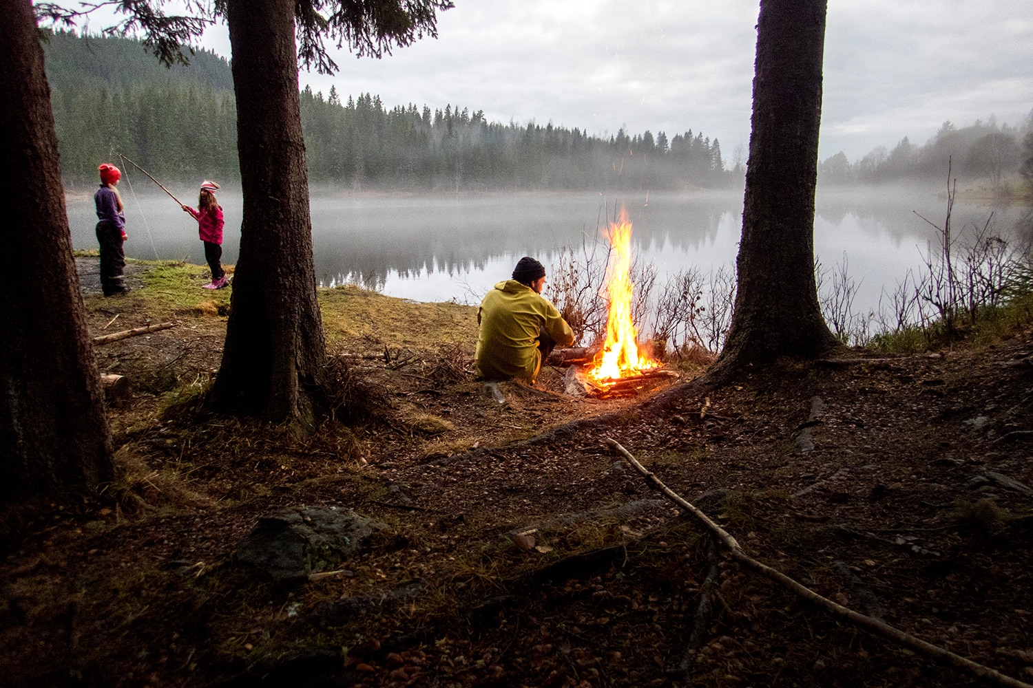 Til uken er det igjen lov med bålkos på tur, som her ved et delvis tåkelagt vann. Norsk Friluftsliv ber folk vise bålvett og forsikre seg at det er trygt å tenne bål.