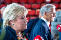 Venstresiden ligger fortsatt godt an til å få flertall, men den siste måneden har de borgerlige med statsminister Erna Solberg (H) i spissen kneppet inn på forspranget. Det kan få Ap-leder Jonas Gahr Støres drøm om en flertallsregjering til å ryke.