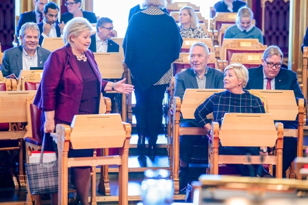 Trygdeskandalen til tross: Statsminister Erna Solberg (H, t.v.) og finansminister Siv Jensen (Frp) er skjønt enige i at kampen mot eksport av norske velferdsmilliarder må fortsette.