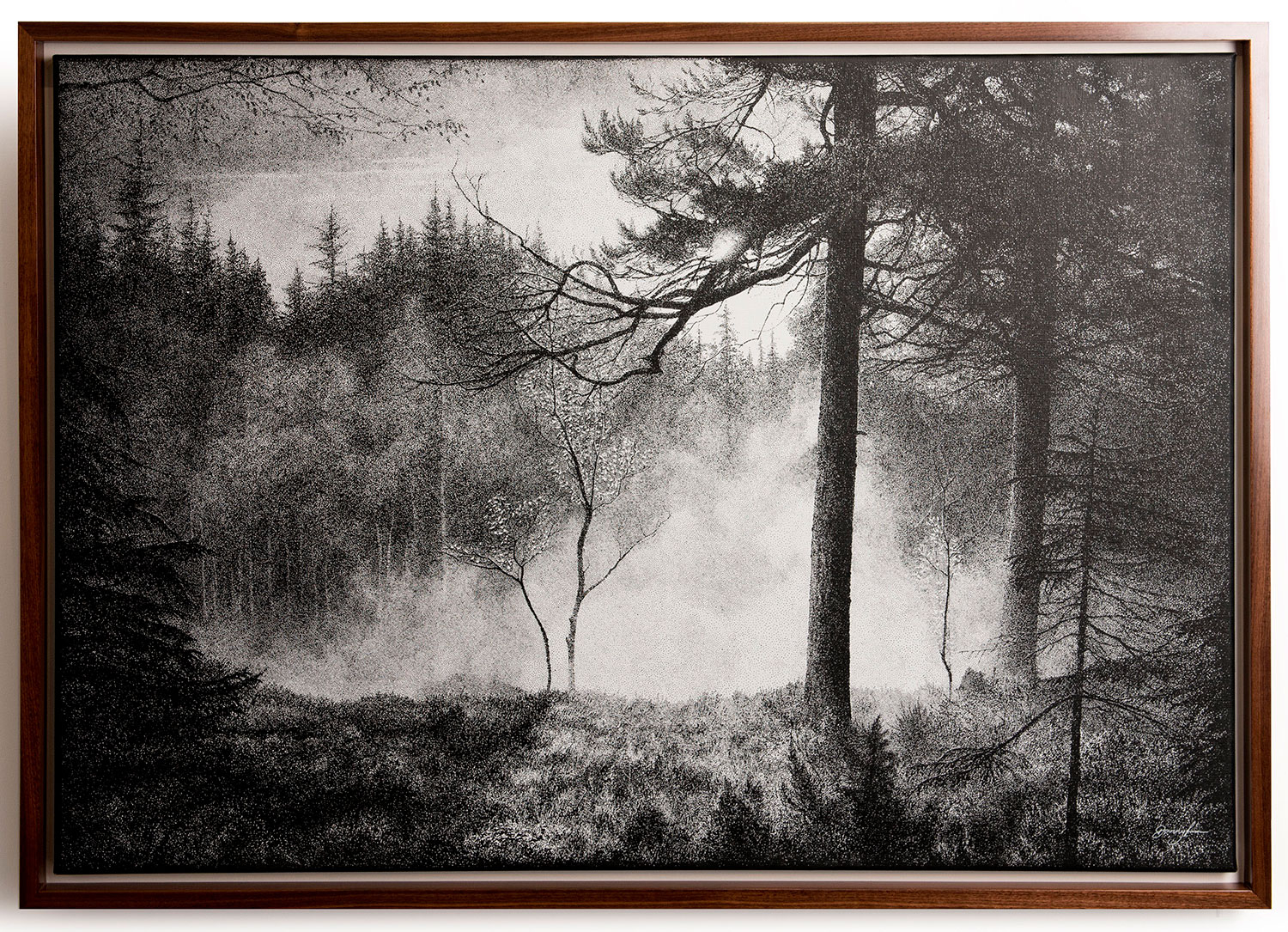 – Danny Larsen lokker oss inn i mørket med sine motiver fra skogens og naturens mystikk. Denne egenskapen deler han med Kittelsen, sier kurator Sandra Lorentzen ved Blaafarveværket, som stiller ut Larsens verk under tittelen «Darkness» i sommer. 