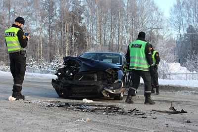 Personbil mot lastebil