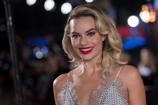 Margot Robbie fotografert foran «Mary Queen of Scots»-premieren i London. 